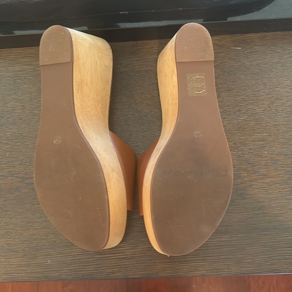 Tory Burch brown/tan heels. Worn only a few times. Size: 9m. - Picture 7 of 7